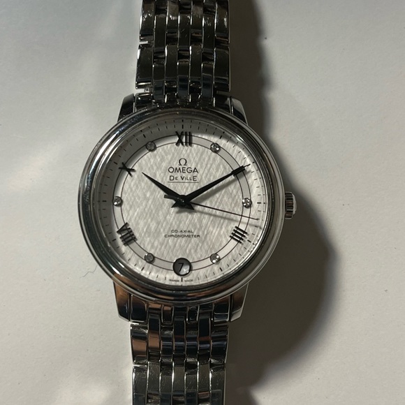 Women watch. - Picture 2 of 5